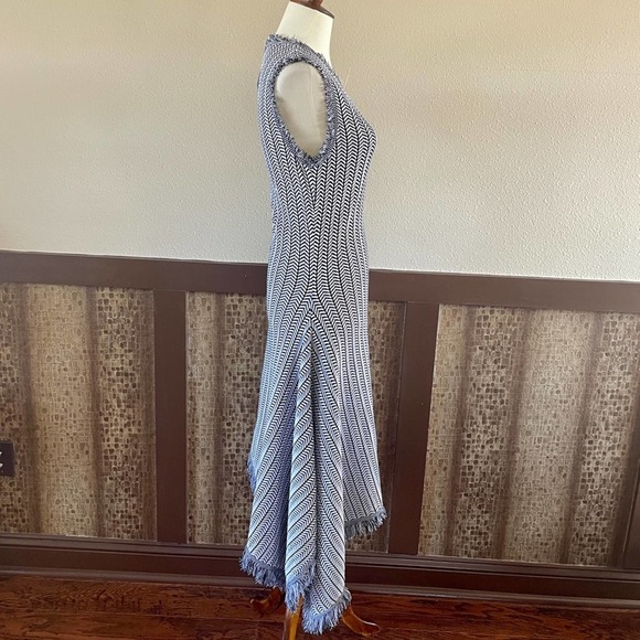 Elegant Gray Sleeveless Dress - Picture 5 of 15